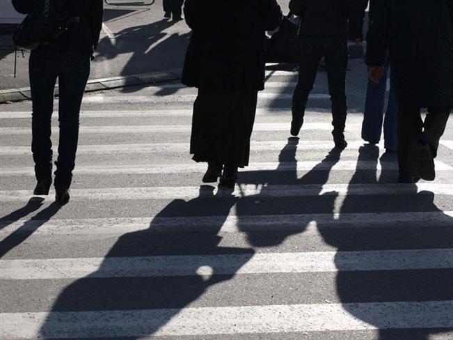 Femeie cu bebeluş de doar cinci luni în braţe, lovită pe trecerea de pietoni