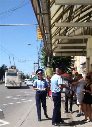 Poliţiştii le-au declarat război hoţilor de buzunare. Au ieşit pe străzi să atenţioneze clujenii GALERIE FOTO