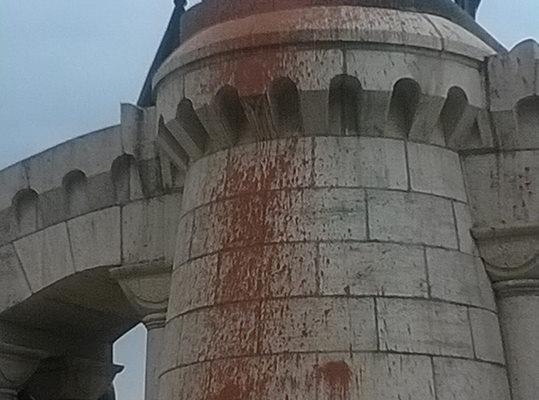 Curăţarea statuii lui Matei Corvin, vandalizată săptămâna trecută, costă 4.000 de lei