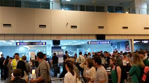 Număr record de pasageri preconizat pentru 2015 pe aeroportul Cluj. Platforma de parcare necesită însă reparaţii urgente FOTO