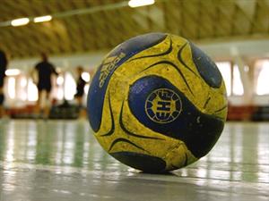 Sfârşit neaşteptat pentru un meci de handbal: arbitrul s-a ales cu timpanul spart 