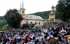 30.000 de pelerini la slujba de Liturghie oficiată la Mănăstirea Nicula