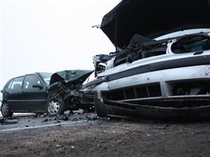 Carambol pe şosea: patru maşini distruse, o persoană rănită