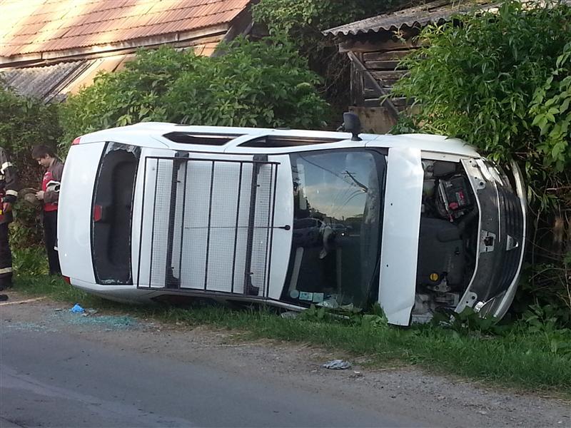 Accident spectaculos: băut la volan s-a izbit într-un stâlp de electricitate şi s-a răsturnat pe şosea