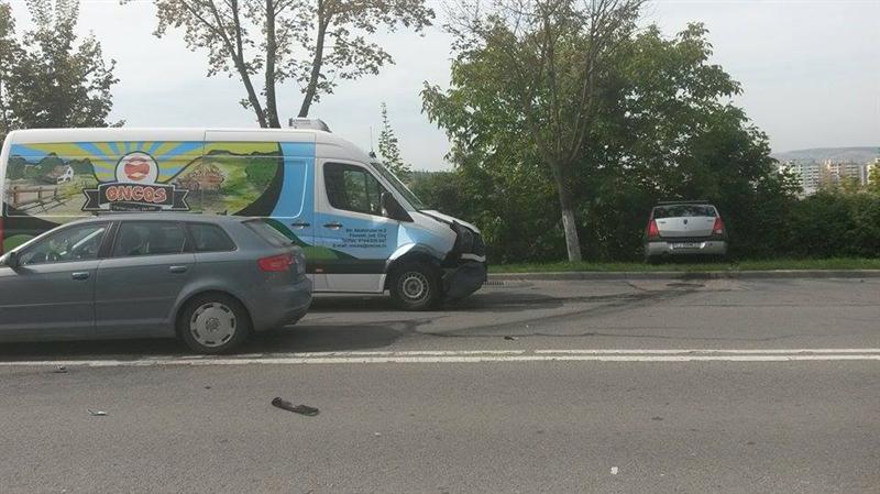 Accident pe varianta Zorilor-Mănăştur. O maşină a vrut să taie linia dublă continuă GALERIE FOTO