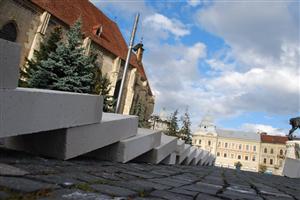 Clujul, invadat de mii de piese de domino. Cărămizile au unit două piețe din oraș