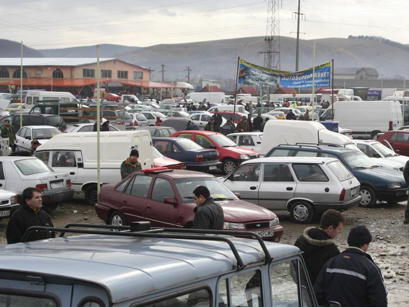 Escroci trimişi în judecată: prejudiciu de 65.000 de euro prin înşelăciuni cu maşini second-hand