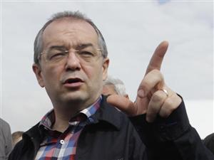 Boc a cedat. A oprit lucrările pe malul Someşului şi organizează dezbatere publică