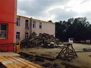Şantierul unui liceu din centrul Clujului avansează în ritm de melc. Cum îşi desfăşoară elevii orele de curs