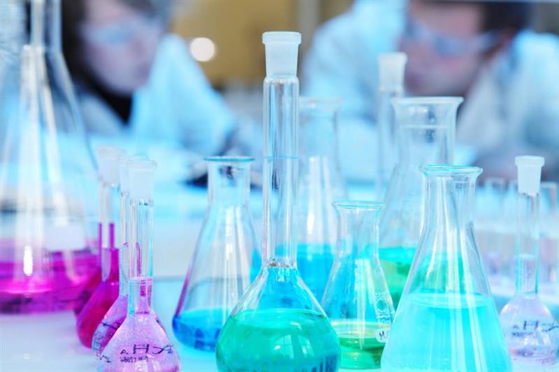 Laboratoarele din şcoli pot fi modernizate prin intermediul unor proiecte care promovează ştiinţa şi tehnologia