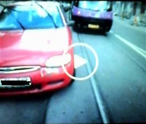 RUPE-ŢI PERMISUL: Tramvai blocat minute în şir de o maşină parcată aiurea
