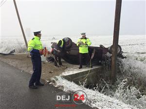 Poleiul a pus şoferii în dificultate: un autoturism s-a răsturnat