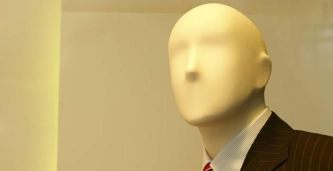 De astăzi, devine omul fără nume. Impostorul