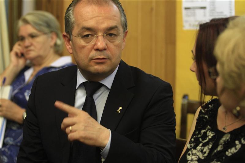 Emil Boc ar putea fi „faultat” de noile criterii de integritate din PNL