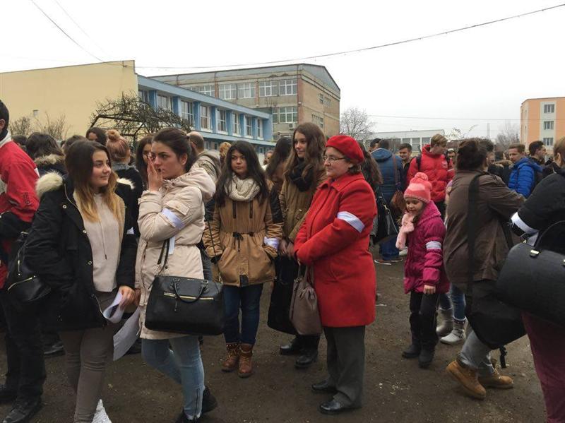 Grevă la liceul Eminescu: li s-a promis o şcoală modernă, acum învaţă într-un fost internat