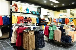 În plin sezon al reducerilor, un tânăr a fost prins la furat din mall 