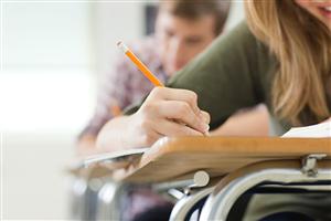Elevii s-au întors la şcoală. Calendarul vacanţelor şi examenelor din acest an