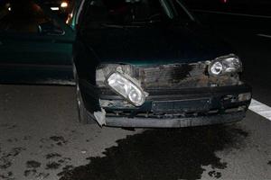 Băut şi cu permisul suspendat, un şofer s-a urcat la volan şi a ajuns într-un gard