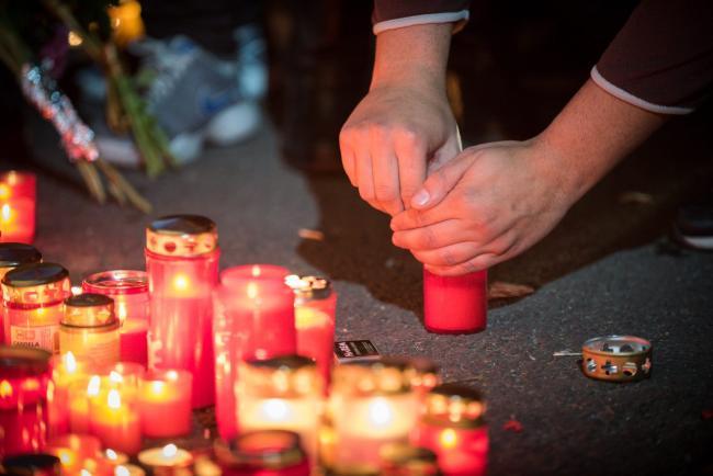 Trei luni de la tragedie: zeci de persoane au plâns victimele la locul incendiului