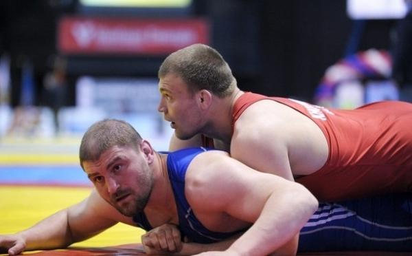 Rezultate excelente pentru sportivii clujeni la Campionatele Naţionale de lupte pentru seniori