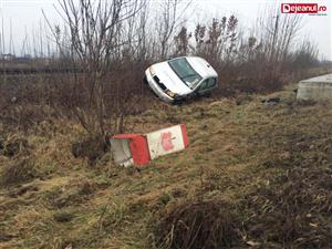 Coliziune între două autoturisme. O maşină a ajuns în şanţ