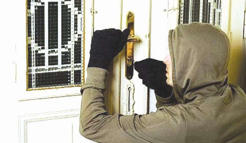 Doi adolescenţi, reţinuţi pentru furt. Au intrat într-o locuinţă şi au sustras o geantă