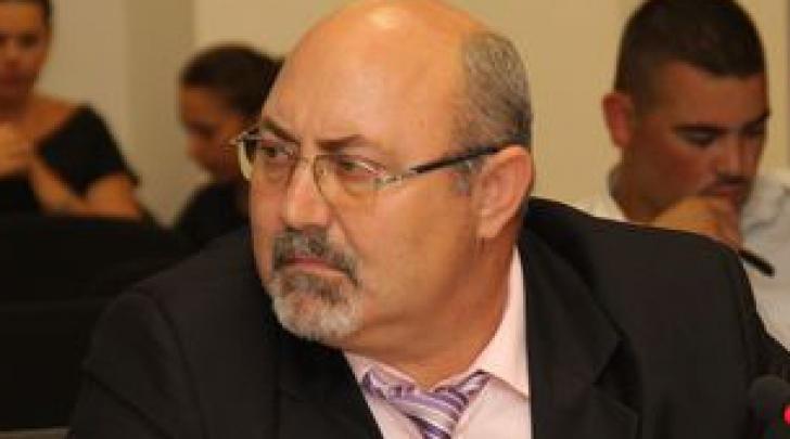 Directorul societăţii de pază a consiliului judeţean a făcut poliţie politică