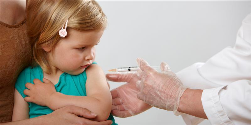 Un vaccin obligatoriu pentru bebeluşi lipseşte de trei luni din cabinetele medicilor
