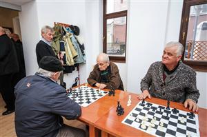 Serviciu gratuit de îngrijire la domiciliu pentru bătrânii singuri, bolnavi sau persoane care ies din spital și nu au aparținători 