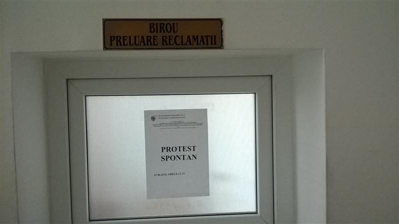 Protest spontan la Protecţia Consumatorilor