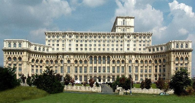 Legea antifumat schimbată de senatori: Se poate fuma în interior, în spaţii separate şi izolate