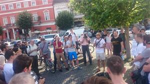 Clujenii luptă din stradă cu parlamentarii FOTO