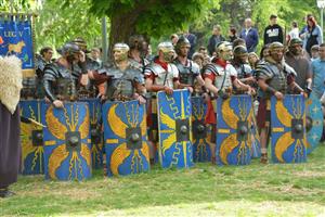 Soldaţi romani, gladiatori şi cavaleri medievali cuceresc malurile Someşului