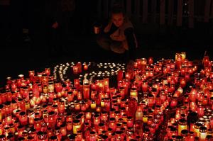 Nouă luni de la incendiul din Colectiv - Mai puţin de douăzeci de persoane la slujba de pomenire a victimelor tragediei