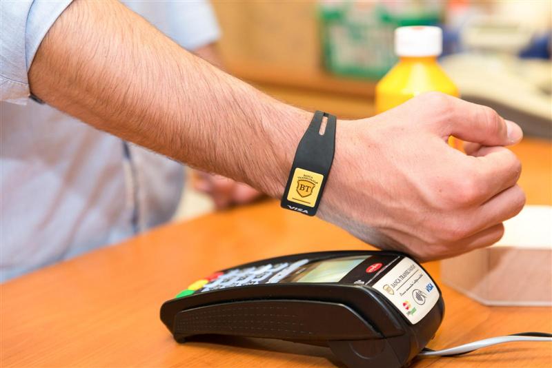 Premieră pe piața bancară din România. BT a lansat brăţara prin care se pot face plăţi