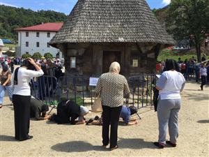 Peste 30.000 de pelerini asistă la slujba de Liturghie oficiată la Mănăstirea Nicula, de sărbătoarea Adormirii Maicii Domnului 