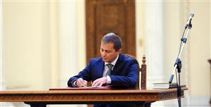 Salariu + pensie. Ce venituri are clujeanul din Curtea Constituţională