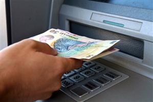 A găsit bani într-un bancomat şi i-a băgat în buzunar. Ce a păţit pe urmă