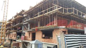 Răsare un alt bloc între case. Culmea, a fost demolat şi reautorizat. Vecinii cer RE-DEMOLAREA