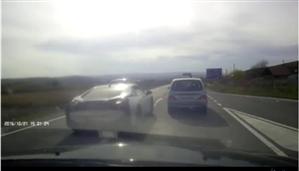 Ce faci cu o mașină de fițe în Cluj? Depășești riscant 100 de mașini ca să ajungi în pompă VIDEO
