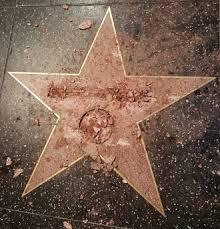 Bărbat arestat după ce a spart steaua lui Donald Trump de pe Hollywood Walk of Fame
