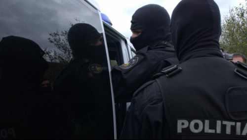 Patru persoane arestate pentru trafic de droguri şi operaţiuni ilegale cu substanţe psihoactive. Aproape 40 de persoane audiate