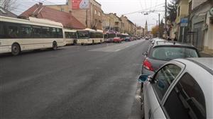 RUPE-ŢI PERMISUL. A parcat neregulamentar şi a blocat traficul în centrul Clujului FOTO