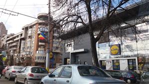 Birouri, apartamente şi magazin de electrocasnice. Imobil cu 12 etaje între blocurile din Mărăşti