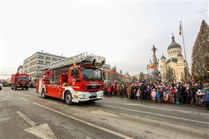 Paradă militară spectaculoasă în centrul Clujului. Retragerea cu torțe s-a anulat