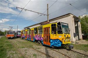 Artiştii transformă bătrânele tramvaie ale Clujului în galerii pe roţi FOTO