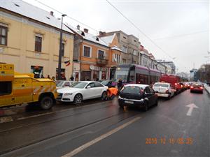 Un bolid s-a stricat chiar pe şinele de tramvai, în centrul Clujului. Traficul a fost blocat o oră 