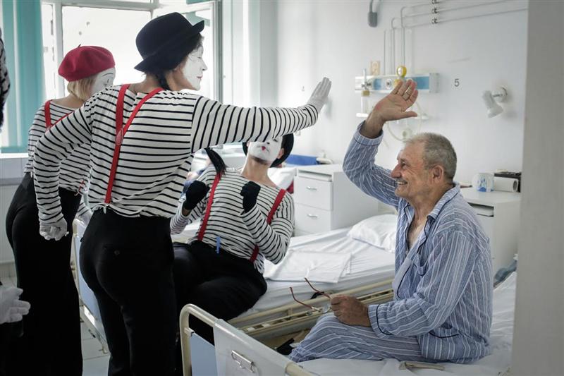 Terapie prin artă. Mimi muzicali vor împărţi cadouri pacienţilor din două spitale clujene