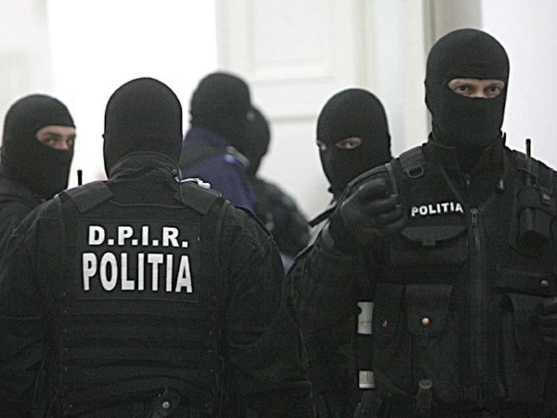 Patru barbaţi reţinuţi după o bătaie cu furci şi topoare. Parchetul i-a pus sub control judiciar
