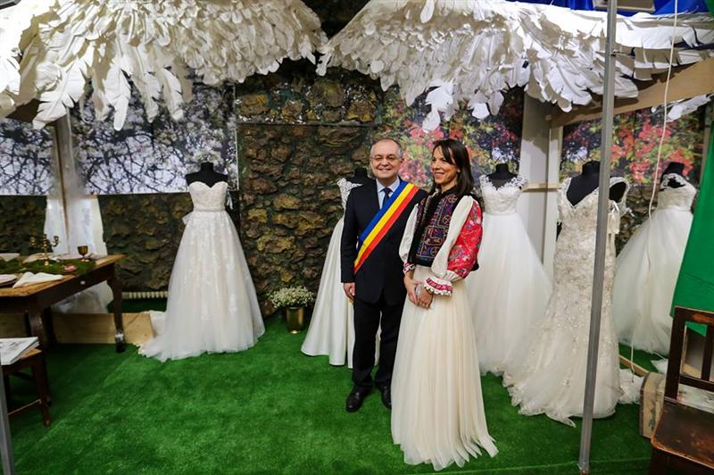 Emil Boc şi-a făcut frizura în oglinda selfie, adăugând din soft mai mult păr, şi s-a pozat cu pălărie de şerif la un târg de nunţi